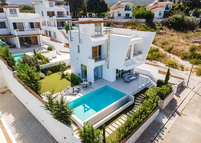 Willa Akamas Bay 42 By Becyprus